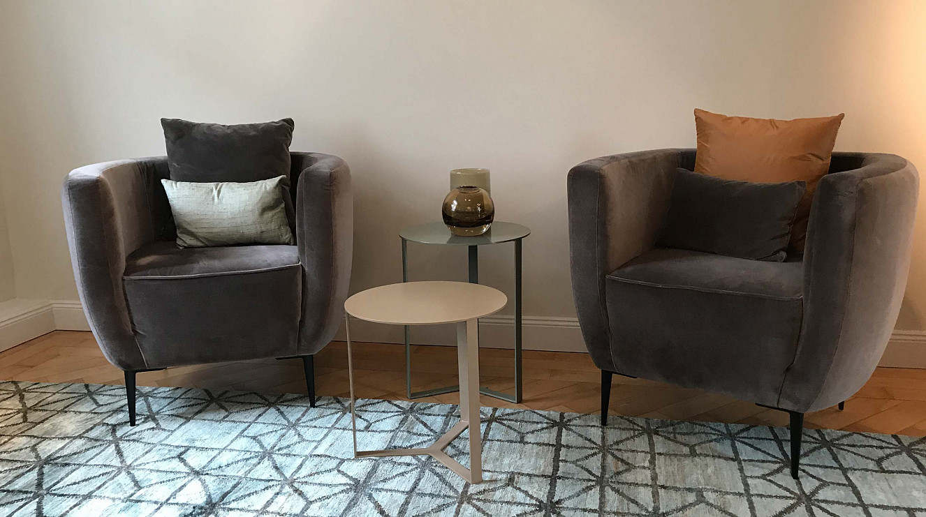 brillant interiors Innenarchitekt Berlin Mitte Sessel von Sophisticated Living, Teppich vom GAN und Beistelltische von Marelli