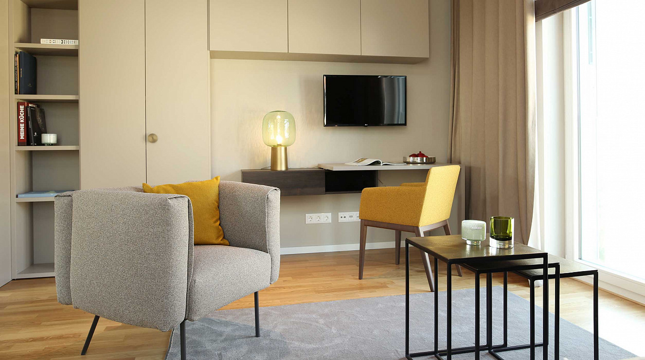 brillant interiors Innenarchitekt Berlin Mitte Schränke und Sessel von Novamobili, Beistelltische von Pols Potten und Leuchte von House Doctor